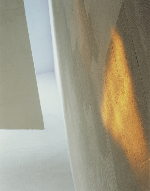 AKG1476827.webp Lumière du soleil à travers l'ouverture d'un bâtiment moderne – Image 1