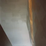 Jeu de lumière sur un mur texturé en intérieur