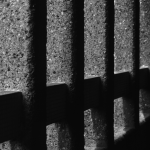 Barreaux de prison en béton en noir et blanc