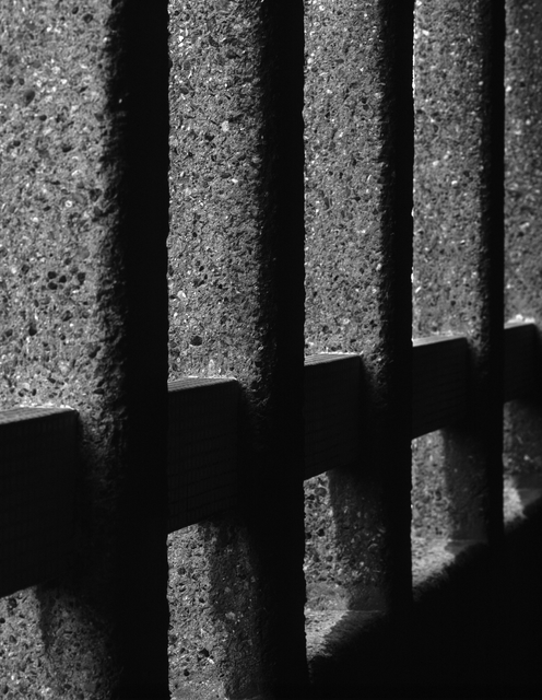 AKG1488033.webp Barreaux de prison en béton en noir et blanc – Image 1