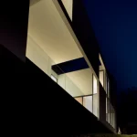 Architecture moderne illuminée la nuit