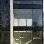 Maison moderne avec baies vitrées