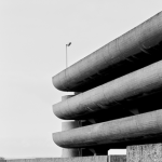 Parking brutaliste en béton noir et blanc