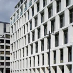 Bâtiment moderne avec femme marchant dans la rue