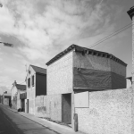 Rue étroite bordée d'immeubles de style industriel