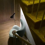 Coin de lecture sous un escalier en bois