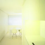 Intérieur moderne minimaliste en blanc