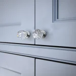Poignées de porte en cristal sur armoire grise