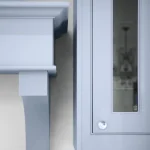 Meuble de salle de bain bleu avec détail de miroir