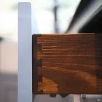 Tiroir en bois ouvert avec joints à queue d'aronde