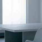 Table minimaliste avec chaise design près d'une fenêtre