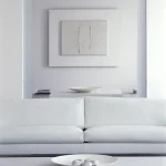 Salon moderne minimaliste avec des accents blancs