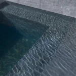 Reflets de l'eau dans une piscine moderne