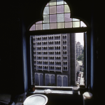 Vue sur un édifice indien depuis une fenêtre colorée