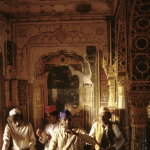 Musiciens Traditionnels dans une Salle Décorée