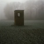 Abri sur un champ enneigé en hiver