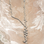 Rivière sinueuse dans un paysage désertique aride