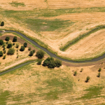 Vue aérienne d'une rivière sinueuse dans un paysage champêtre