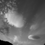 Paysage de montagne avec un ciel nuageux dramatique en noir et blanc