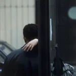 Couple en étreinte à un arrêt de bus