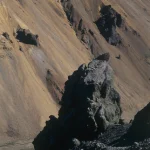Formation rocheuse sur une pente volcanique