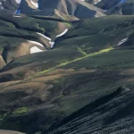 Paysage Montagneux avec Neige et Végétation