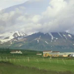 Vue de la campagne islandaise avec montagnes enneigées