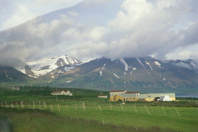 AKG1530981.webp Vue de la campagne islandaise avec montagnes enneigées – Image 1