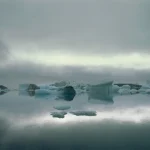 Glacier et icebergs sous un ciel nuageux
