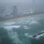 Vue aérienne d'une ville côtière dans la brume