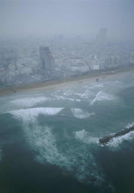 AKG1531587.webp Vue aérienne d'une ville côtière dans la brume – Image 1
