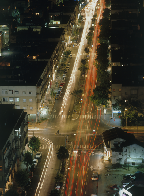 AKG1531615.webp Vue nocturne d'une intersection urbaine animée. – Image 1