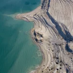 Vue aérienne d'un littoral aride et d'eaux turquoises