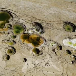 Formation géothermique naturelle avec bassins minéraux colorés