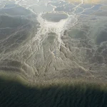 Vue aérienne de motifs naturels sur une plage de sel