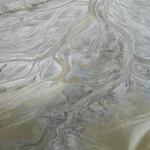 Vue aérienne d'un paysage aride avec rivière turquoise