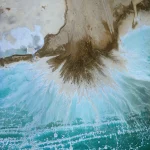 Vue aérienne colorée d'un désert et d'une zone aquatique