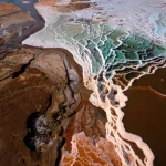 Terrasses de calcite multicolores dans un paysage naturel