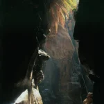 Gorge ensoleillée avec de la végétation luxuriante