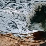 Vue aérienne de la côte rocheuse enneigée