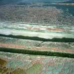 Vue aérienne des bassins d'évaporation de la Mer Morte