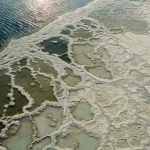 Formation minérale au bord de l'eau