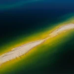 Vue aérienne de banc de sable dans une mer colorée