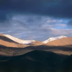 Paysage Montagneux sous un Ciel Nuageux