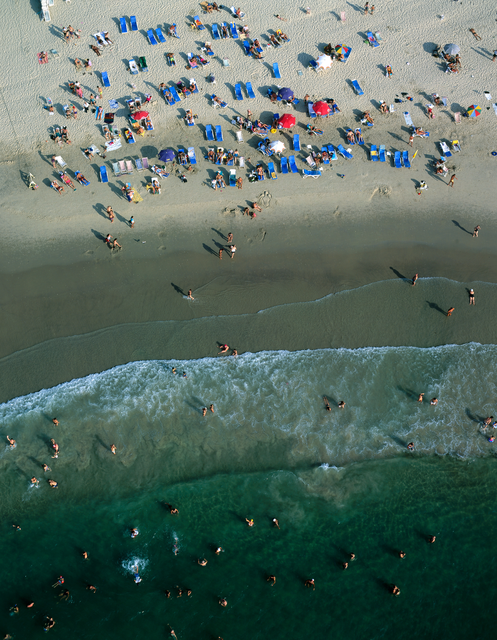 AKG1532583.webp Vue aérienne d'une plage animée – Image 1