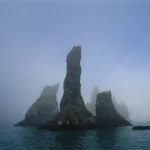 Piliers rocheux dans la brume