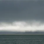 Océan sous un ciel orageux