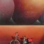 Vélo contre mur coloré avec peinture murale