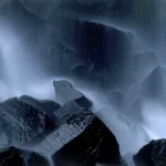 Cascade torrentielle sur des rochers