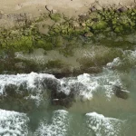Vue aérienne d'une côte rocheuse avec vagues
